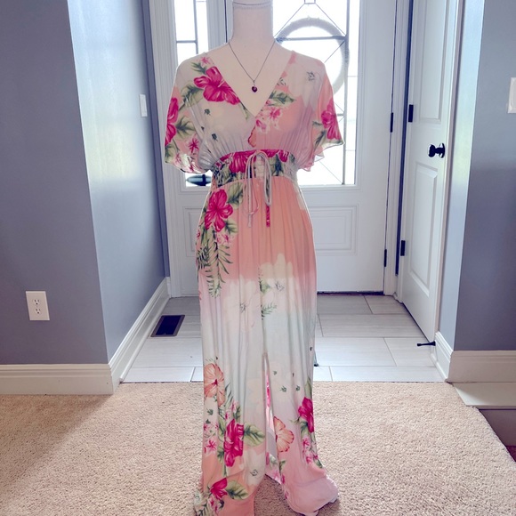 VENUS Dresses & Skirts - Stunning floral summer dress 👗